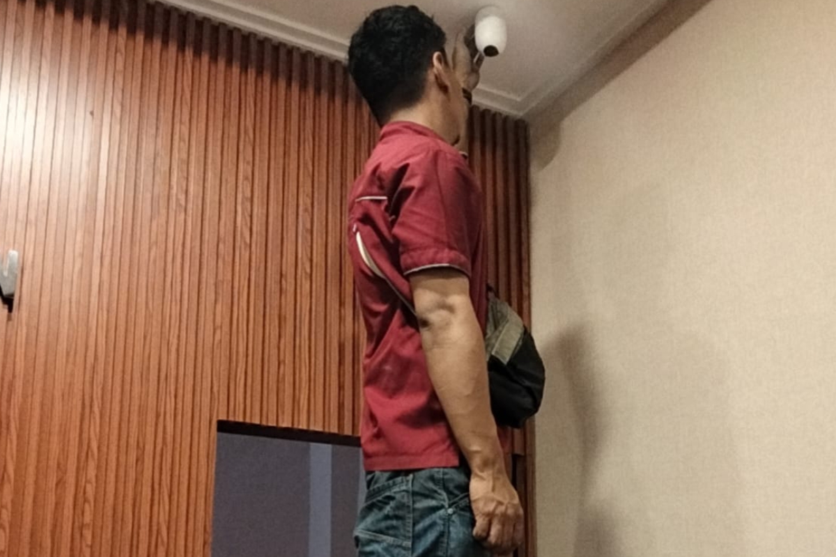 Proses pemasangan CCTV oleh teknisi
