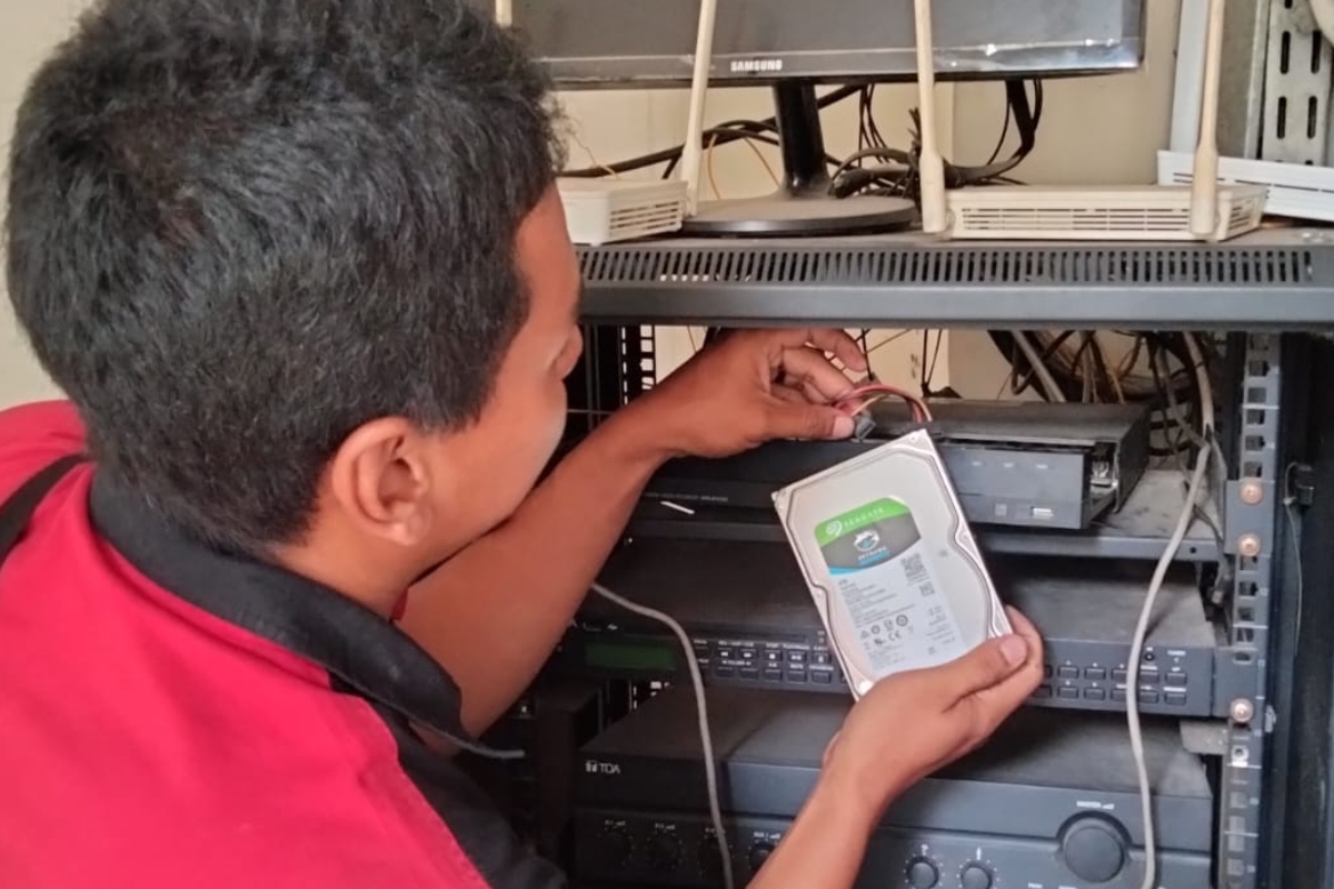 Proses penyetingan CCTV oleh teknisi